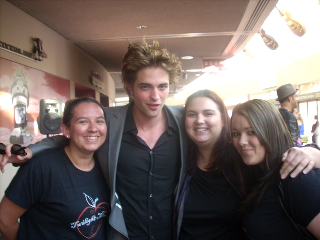 Twilight Fans Meet Rob on the Red Carpet...