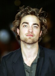 'Twilight' Countdown: Robert Pattinson invites fans to chat