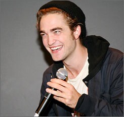 'Twilight' fans show some blood lust for star Robert Pattinson